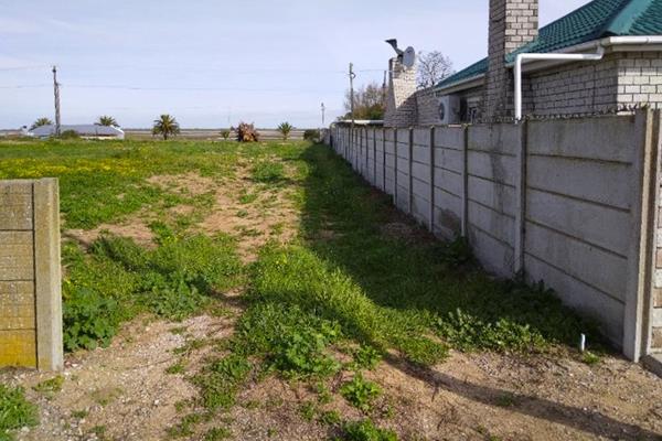 This well-located erf in Velddrif is ready for you to start your building project.
The panhandle plot is level and has a lovely view ...