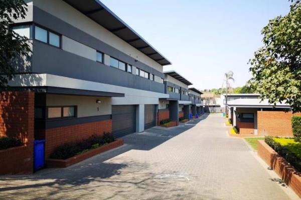 Ultra-modern 4 bedroom townhouse in Waterkloof Ridge.

Very spacious open plan living area with open plan kitchen.

The living area has ...