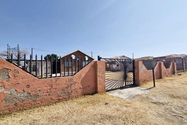 Investor&#39;s Dream: 3 Bedroom Home with 5 Backrooms Generating R5,500 Rental Income!

The property boasts:

- 3 Bedrooms
- 1.5 ...