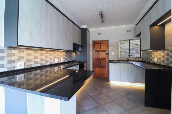 Two Bedroom flat to rent, located in Nelspruit Central close to shopping centres, schools and hospitals.
This lovely flat boats 2 ...