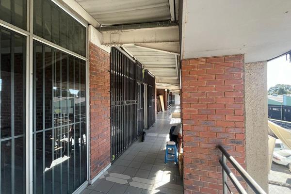 This neat and well maintained retail / commercial / shop measures 80sqm available ...