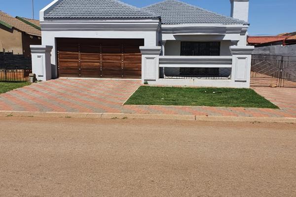 This 3 bedroom house is a move in and stay.
2 Batrhooms
1 en-suite
double garage electric doors
For more info contact me ...