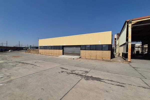 Neat warehouse / factory available to rent in a multi-tenanted industrial complex. This ...