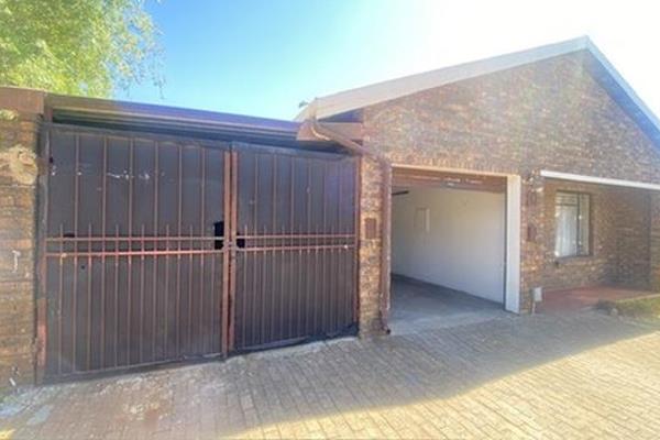 Ready to make your move? This stunning 3-bedroom townhouse in Norkem Park is available for rent at just R11,500 per month!
Step into a ...