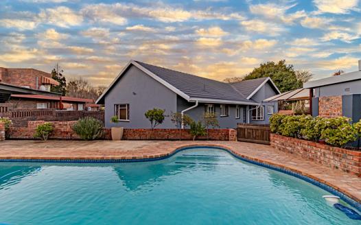 4 Bedroom House for sale in Constantia Park