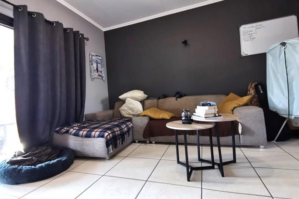 This charming one-bedroom garden apartment is ideally located in the Acacia complex, Greenstone Hill.
The apartment features an ...