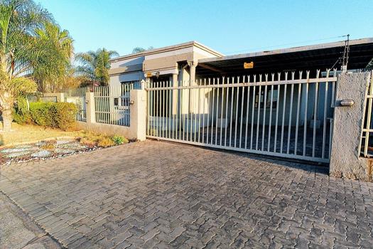 4 Bedroom House for sale in Doornpoort