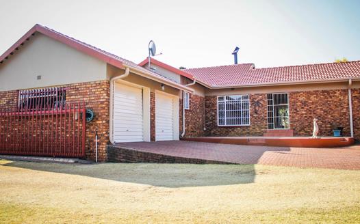 3 Bedroom House for sale in Dennesig