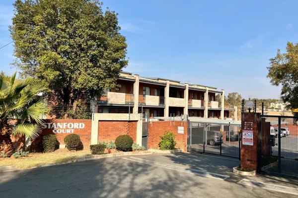 This apartment on the 2nd floor in Hoogland, Bloubosrand, Randburg has a decent open ...