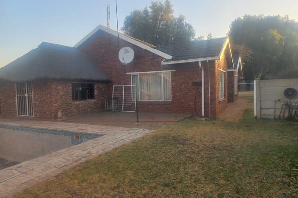 3 Bedrooms
2 Bathrooms
Open Plan living areas
Lapa 
Swimming Pool
Storeroom
Garage 
Carport 