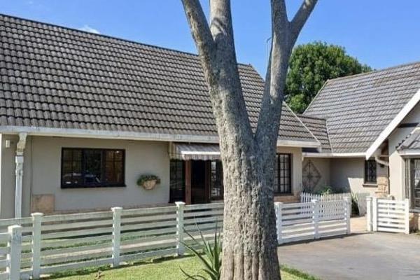 Stunning 1 bedroom cottage in Winston Park.  Gorgeous kitchen with granite tops and stove. Spacious bedroom overlooking the pool.  ...