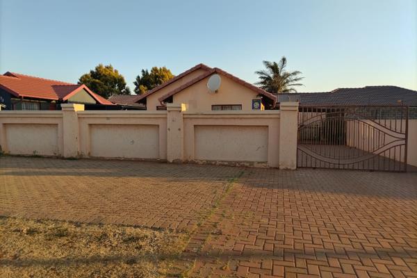 This lovely and well kept home is located in a nice part of Vosloorus Ext 6, close to all necessary amenities including great schools ...