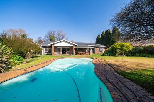 7 Bedroom House for sale in Alphen Park