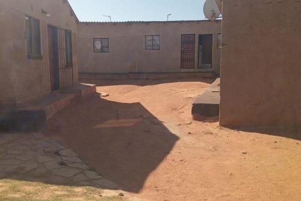 Cash buyers only....Please....


SUMMARY
Stand Size :  586 sqm
Rental Income R 8500
2 Bedrooms.
Lounge.
Kitchen.
7 Outside ...