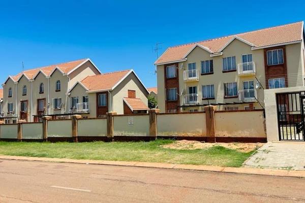 Location, Comfort, Peace, Style

In this quiet corner in the leafy suburb of The Orchards TSK Real Estates is proud to present you ...