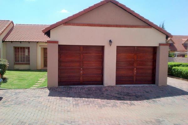 Spacious 3 bedroom simplex in a popular upmarket 24h00 security complex! 

Available ...