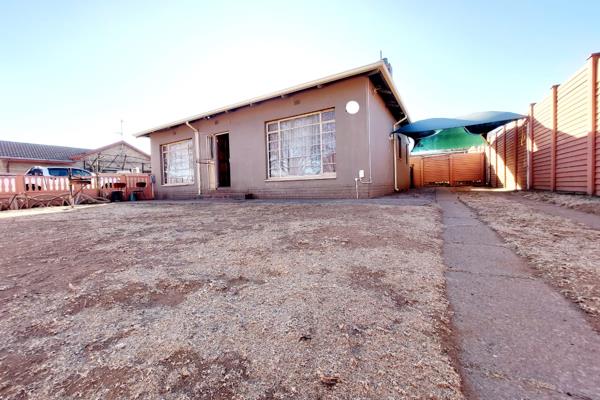 This property offers 3 Homes:

HOME 1:
2 Bedrooms 
1 Bathroom
Kitchen 
Lounge
Dining Space
Patio
Own Garden
Own Gate
Own ...