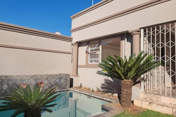 Modern 4 bedroom with staff quarters in die wilgers!

Available 1 september!!!

This ...