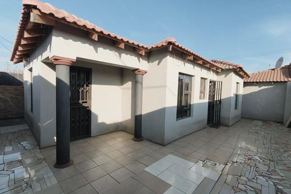 Well secures home in Tshepisong Phase 5 offering 2 bedrooms in the main house, lounge ...