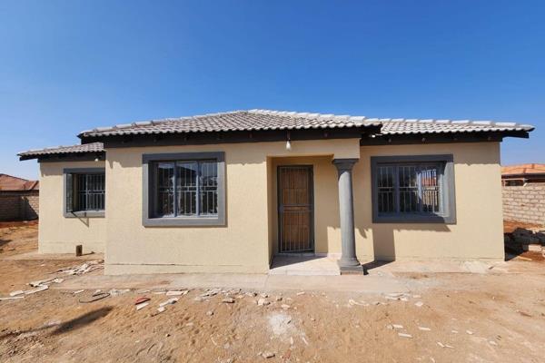 Discover this neatly built 3-bedroom home in the welcoming community of Lebowakgomo Zone P. Located in the newer and highly ...