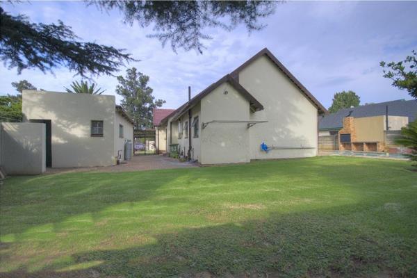 3 Bedroom family home in Brackendowns 

House offers a entrance hall  thats  leads to a large tiled lounge with built in ...