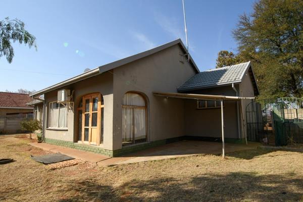 Situated near SPAR.

Move in and stay no work needed.
Three bedrooms
Two bathrooms
Kitchen

Large carport
Close to N12 to ...