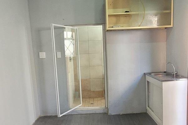 Clean bachelor cottage, with bedroom, open plan kitchen and bathroom. For a single person.
Rent: R3200
Deposit: R3200

Rent include ...