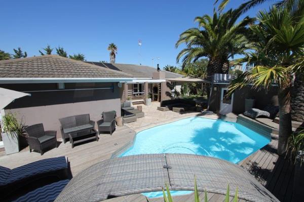 Situated at the most affluent Vlei address, just metres away from the Nature Reserve, this large exceptional family home sets the gold ...