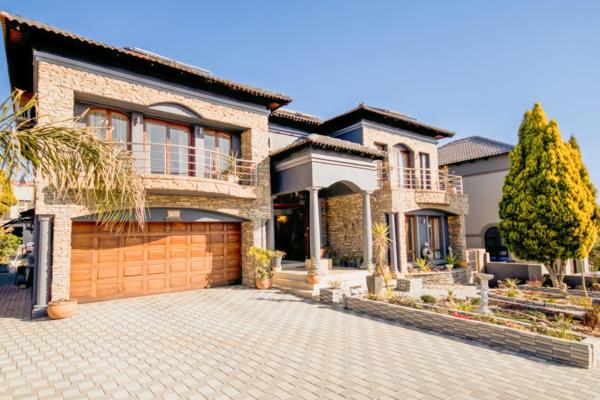 PROPERTY DESCRIPTION
GROUND FLOOR
Open plan lounge, dining room, kitchen and closed patio with built-in braai overlooking the splash ...