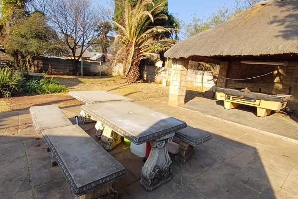 Nestled in the Crystal Park neighborhood of Benoni, this 3-bedroom, 2-bathroom home offers the perfect blend of comfort and style ...