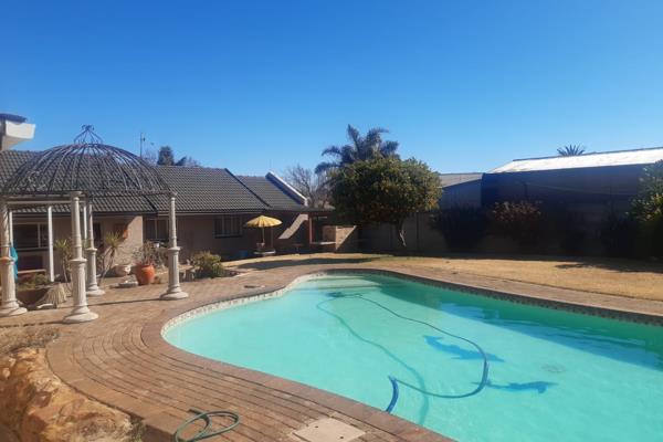 This immaculate property is offering 4 bedrooms, 2 bathrooms, lounge, dining room, Solid oak kitchen with pantry and ...