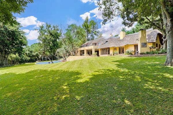 Situated on 3rd Road in Chartwell is this magnificent thatch estate situated on 3.7 hectares and on the Klein Jukskei River. 
 
Believe ...