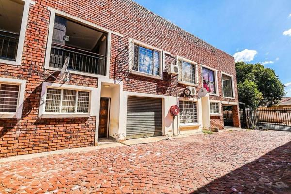 This house is located in Westpark Pretoria West
if offers the following
-3 bedroom with cupboard
-open plan dinning and kitchen 
-2 ...