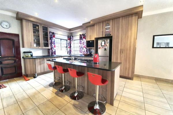 Lovely and modern three bedroom house for sale in Heuweloord.
Stunning open plan living home with modern two tone open plan kitchen ...