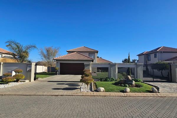 This stunning 3 bedroom house is located in the serene Wildlife Estate of Ngwenya River ...