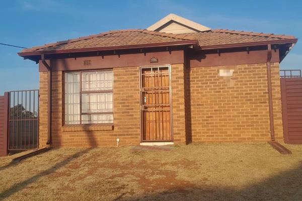 Property offers 3  tiled bedroom house, main bedroom with build in wardrobe and en suits bathroom with shower,basin and toilet. 
2 ...