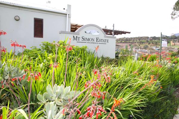 Explore this charming one-story home in the Mt. Simon Security Estate in Stellenbosch. This property is warm and inviting and is ideal ...