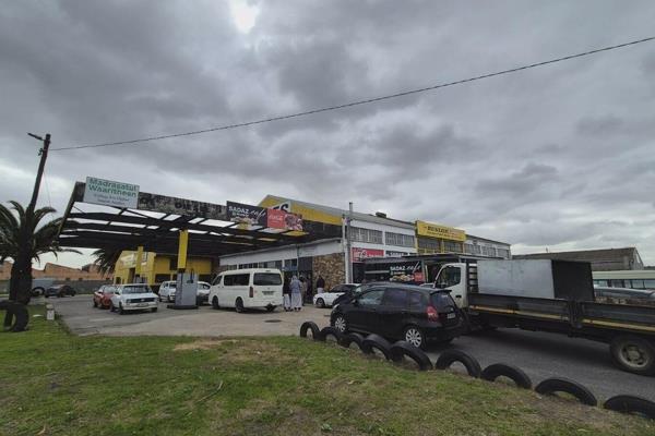 This well-situated industrial building in Athlone Industrial offers a prime location ...