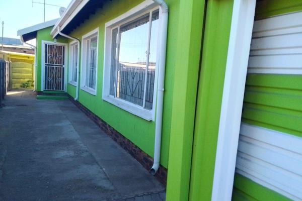 This home is absolutely perfect for first time buyer

This house offers you the following:

* 3 Bedrooms
* 2 Bathroom (one main ...