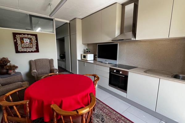 Nestled in the charming neighborhood of Nieuw Muckleneuk, this modern fully furnished bachelor flat offers the perfect blend of style ...