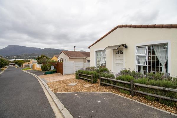 This delightful 2 bedroom free standing home is positioned in a quiet close with lovely ...