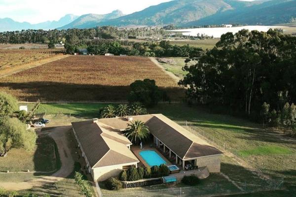 Don&#39;t miss the opportunity to experience this beautiful 5-hectare country estate, just 5 minutes from Paarl city, offering both ...