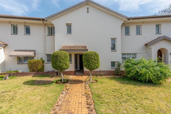 Stunning modern townhouse in a secure complex, located in the heart of Kloof with quick ...