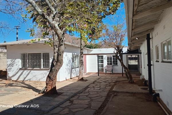 Available now is a spacious 9-bedroom house in Auckland Park, Johannesburg, ideal for students or young professionals. Each single ...