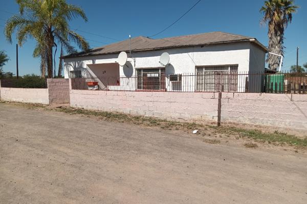 This property situated in the small Aberdeen karoo dorpie has lots to offer and with a little bit of TLC you can turn this into your ...