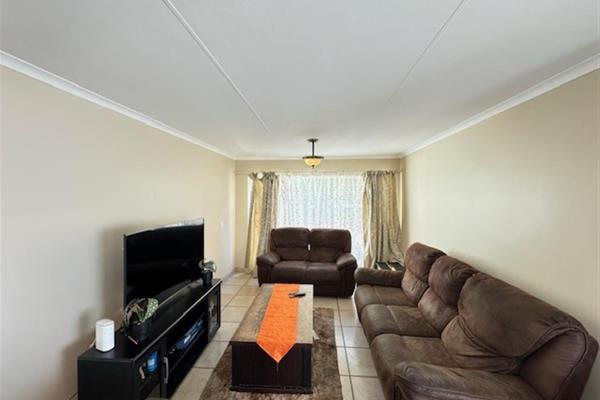 2 Bed 1 Bath Apartment 

This is a neat, spacious open plan 2 Bedroom 1 Bathroom first floor apartment with private balcony. 

1 ...