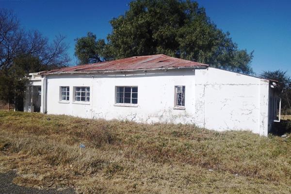 This property is located in a quiet street in Brandfort just a stone through away from Bloemfontein, country living at its ...