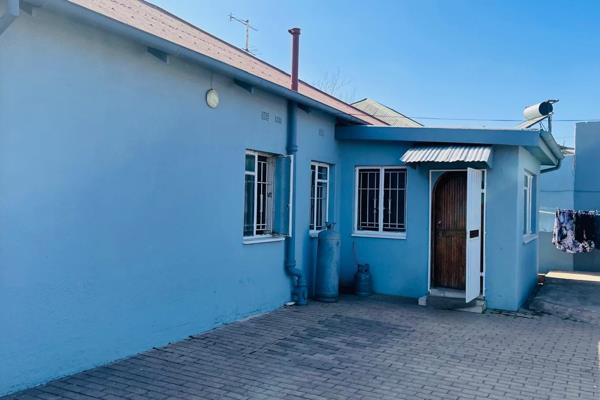 FOR SALE

R1 950 000 Negotiable

This property offers you:

3 Standard Bedrooms 
2 Bathrooms
An enormous lounge 
Dining ...