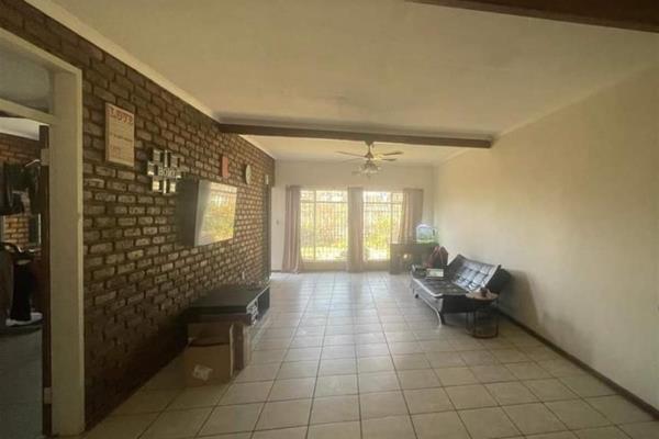 Investment property in kanonkop 
Great value! 

NOT PET FRIENDLY but great investment! 
This 2 bedroom gem is secured in a security ...