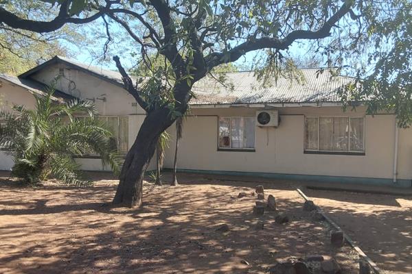 This 2 Bedroom house is situated in the older side of Phalaborwa.

It offers an open plan living area, a spacious kitchen, gust ...